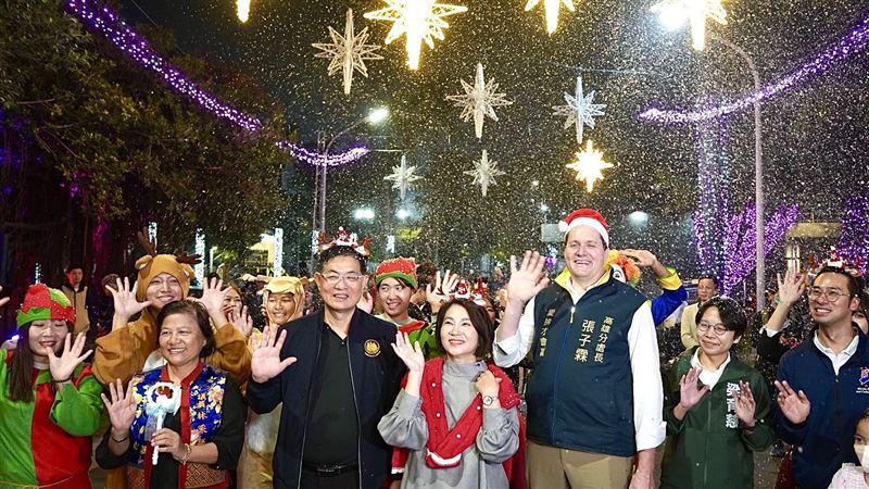 台灣新聞通訊社-2025屏東聖誕節打造南台灣最大聖誕村　百年屏東公園一秒走進北國童話