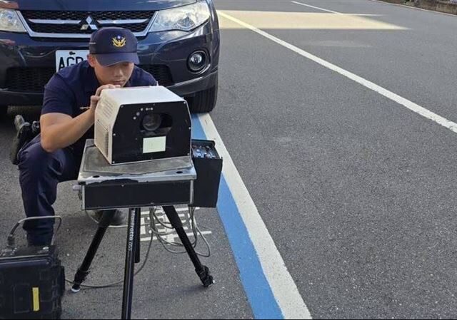 台灣新聞通訊社-超速48公里遭扣牌照！違規駕駛急搬「長輩回診」當擋箭牌…慘踢鐵板