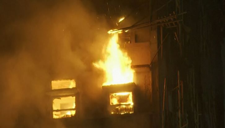 台灣新聞通訊社-香港男大生籲徹查大火案被拘　據報已獲釋離開警署