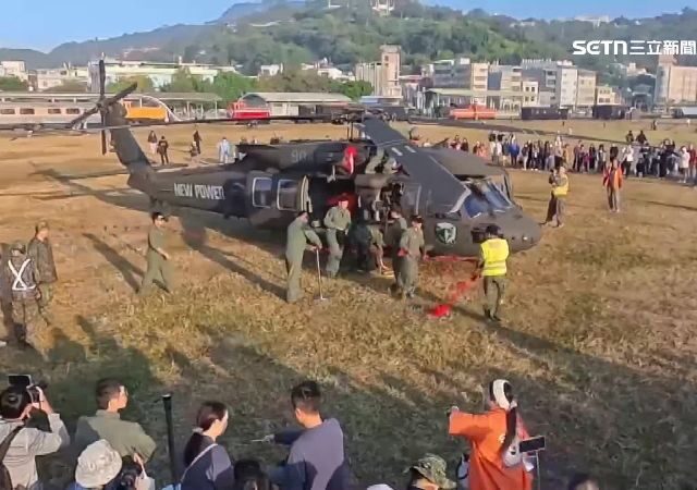 台灣新聞通訊社-黑鷹直升機降落駁二！軍事迷清晨5點半卡位搶拍