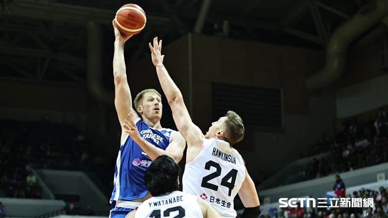 台灣新聞通訊社-世界盃男籃/開賽連飆3顆三分彈 台灣男籃半場結束6分落後日本