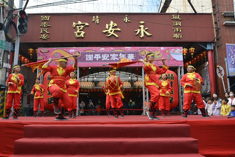 台灣新聞通訊社-2025永靖謝平安家年華將登場 永安宮「擲筊賽」首獎iPhone 17