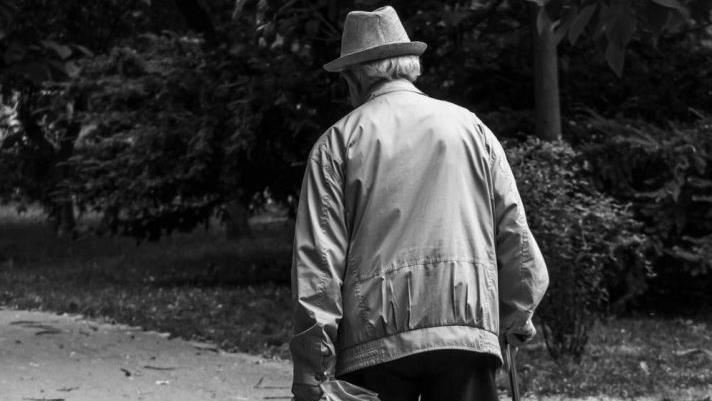 台灣新聞通訊社-坐擁7500萬資產!富爸因兒1舉動淚崩 晚年生活只剩遺憾