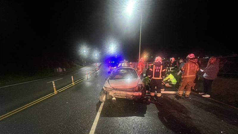 台灣新聞通訊社-夜遊生憾!22歲男開車載女友人台2線自撞護欄 駕駛送醫不治