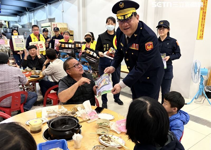 台灣新聞通訊社-冬令進補防酒駕!大甲分局長率隊夜市宣導 巧遇美日觀光客讚親民