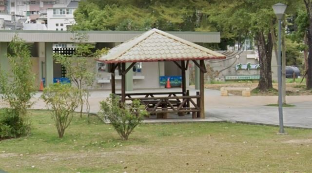 台灣新聞通訊社-嘉義左岸公園驚見女屍「仰躺馬桶旁」…身上無證件、現場空藥包成關鍵