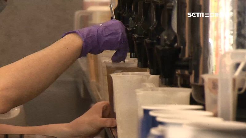 台灣新聞通訊社-台灣人日常小物　妹子帶出國秒變焦點！老外第一次看見驚呆：在哪買？