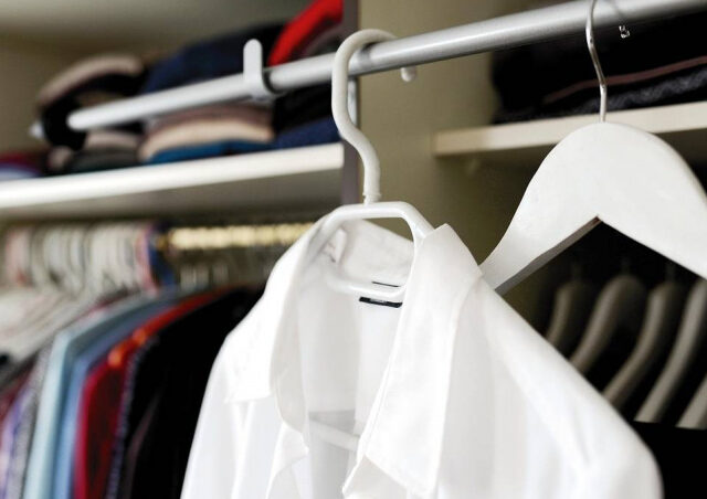 台灣新聞通訊社-雨季晾衣防霉有撇步！達人授「拱形晾法」　室內晾衣「加1物」加速乾燥