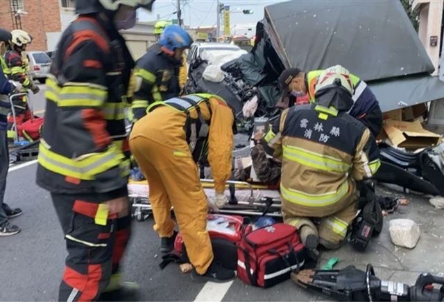 台灣新聞通訊社-斗南恐怖車禍畫面曝光！3車猛力相撞「車頭身分離」　2人救出已無心跳
