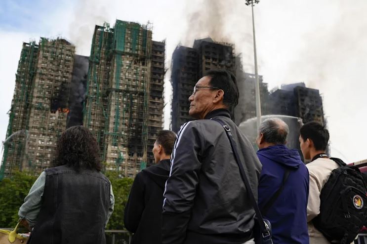 台灣新聞通訊社-香港大火奪命!有遺體已燒成灰 女警落淚:未必能帶所有失聯者出來