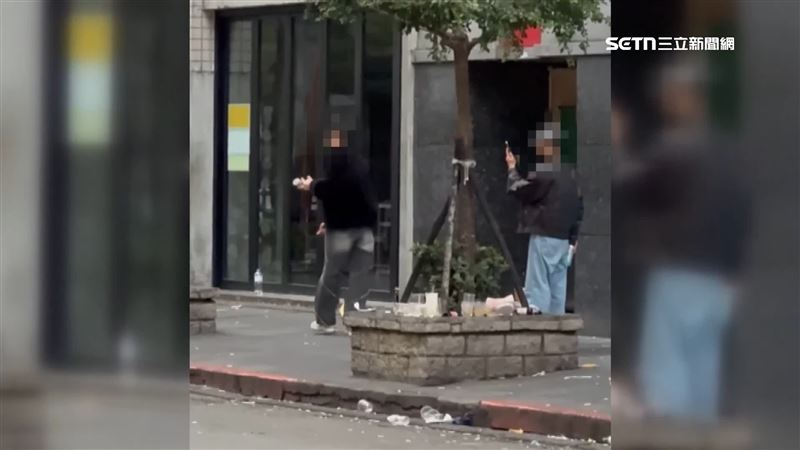 台灣新聞通訊社-獨家/跑車小心!2男狂砸酒瓶 「超跑巷」布滿碎玻璃