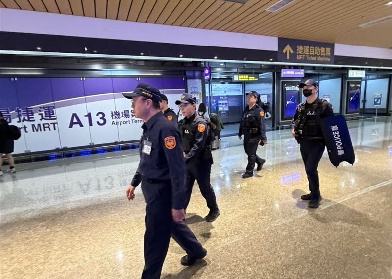 台灣新聞通訊社-長刀見人就砍！張文「北捷斷4命」航警桃園機場長槍戒備　畫面曝光