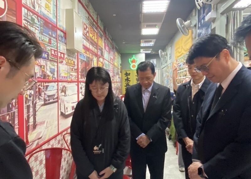台灣新聞通訊社-香港大火罹難者增至156人…在台港人心繫自主在「九月茶餐廳」設弔唁點