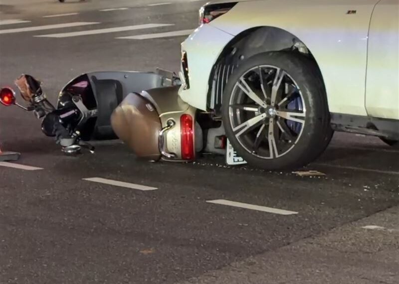 台灣新聞通訊社-新竹BMW暴衝女騎士卡車底!10多人「抬車救人」畫面曝 網讚:最美風景