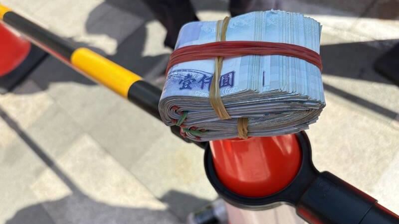 台灣新聞通訊社-宮廟活動出現「整疊千元鈔」600萬撒錢哥當場撇清:我來領便當的