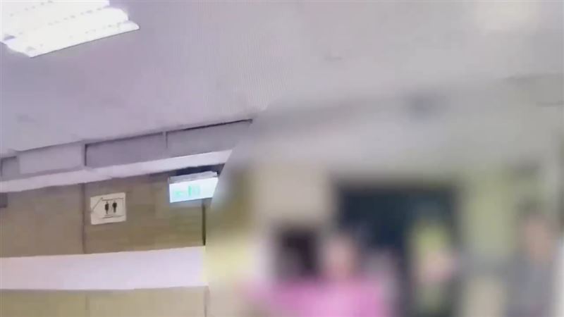 台灣新聞通訊社-北市商業大樓惡狼現蹤！闖女廁偷拍女童當場被逮　手機藏大量不雅照