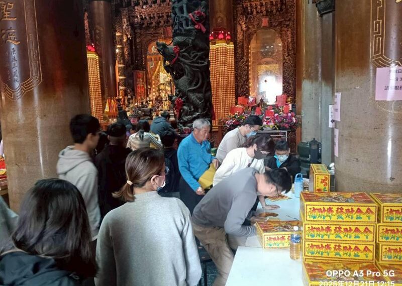 台灣新聞通訊社-「冬至＋天赦日」80年一遇！逾千人湧北斗奠安宮　把握「最強運日」求財
