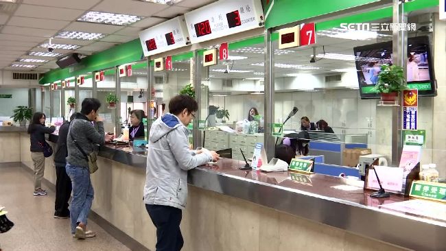 台灣新聞通訊社-郵局帳戶被凍結釣出一票苦主！櫃員「1提醒」他好錯愕　真相曝光