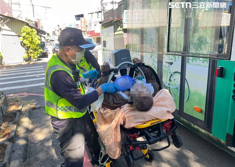 台灣新聞通訊社-快訊／司機煞車害乘客摔倒！台中84歲翁搭公車慘摔命危…送醫搶救中
