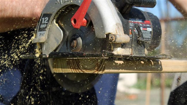 台灣新聞通訊社-南韓女大生木工坊上課「遭運轉銳利鋸片削臉+割頸」搶救2小時身亡