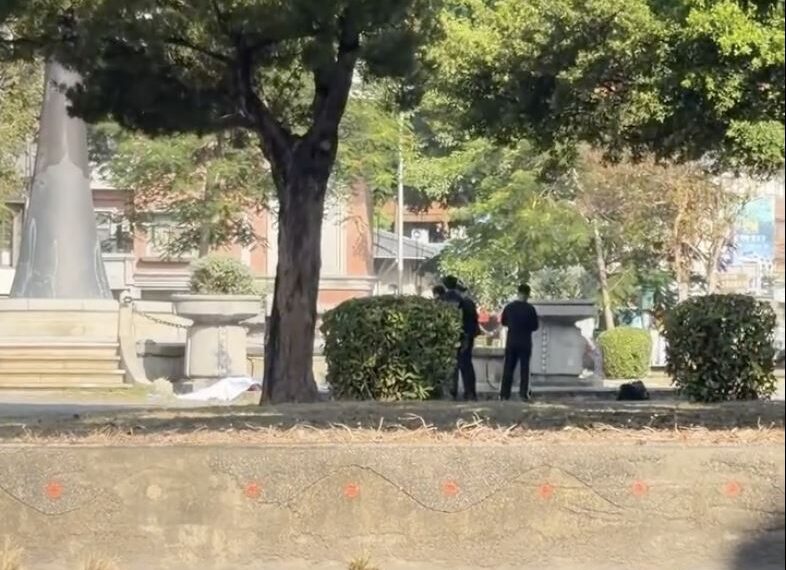 台灣新聞通訊社-快訊／台南市區公園驚見男屍⋯她震驚：這2天換睡下面？死者身份曝光