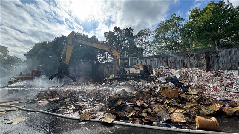 台灣新聞通訊社-快訊/三峽資源回收場火警濃煙竄 鄰近幼兒園疏散205學童