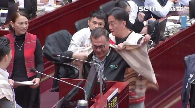 台灣新聞通訊社-李傅中武送上戰袍背心拱「新北市長選戰非你莫屬」　李四川穿上了