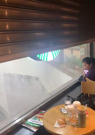 台灣新聞通訊社-張文隔玻璃張望！星巴克店員秒「關鐵捲門」救眾人　前警察：很好的範例