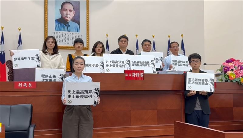 台灣新聞通訊社-史上頭一遭!竹市民進黨團「霸佔主席台」藍綠上下吵成一團 畫面曝光