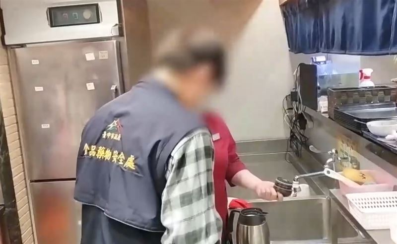 台灣新聞通訊社-春水堂害客誤喝清潔水！醫示警「舊瓶別再利用」　3大安全守則曝光