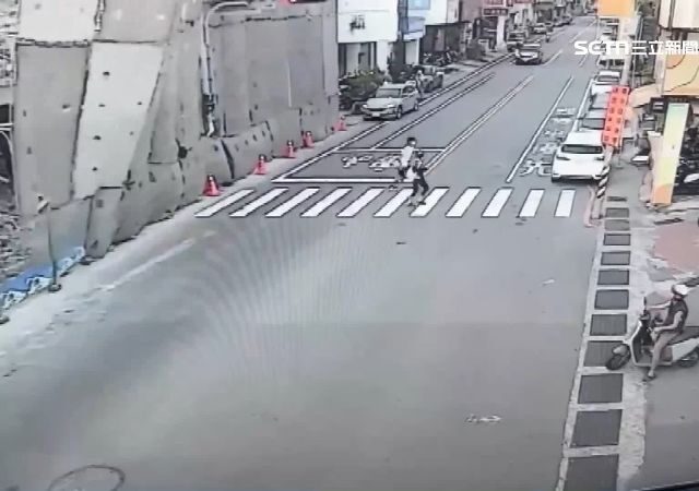 台灣新聞通訊社-差1秒與死神擦肩！強風吹倒鷹架　路人逃命