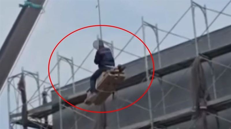 台灣新聞通訊社-雙腳懸空吊4樓…工人「玩命抽搐」畫面曝！回現場卻找嘸人下場曝
