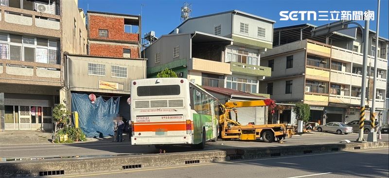 台灣新聞通訊社-快訊/台中驚險車禍!公車疑爆胎失控衝對向車道…猛撞拖吊車釀3傷