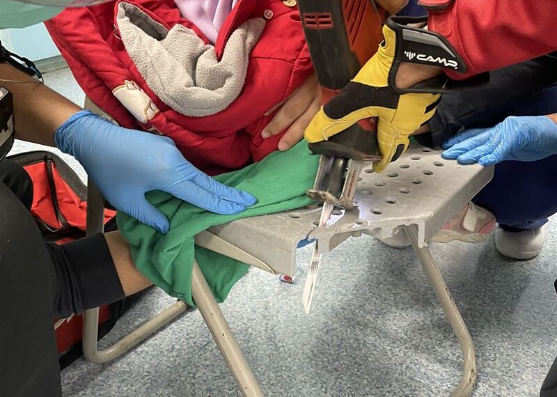 台灣新聞通訊社-2歲女童好奇手指戳椅洞「卡住」爆哭　119連人帶椅送醫鋸開助脫困