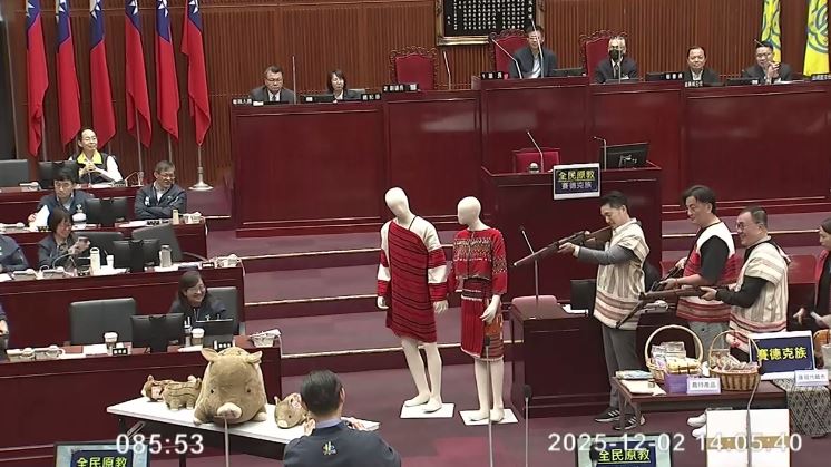 台灣新聞通訊社-蔣萬安、李四川議會「持獵槍射山豬」!議員:警察局長麻煩把他們帶走