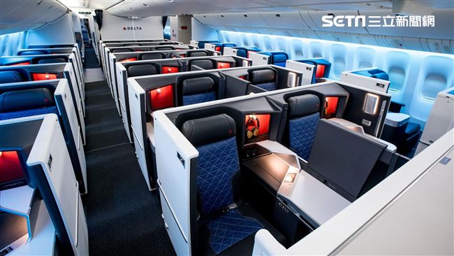 台灣新聞通訊社-買機票見商務艙「比經濟艙便宜4千元」!他被迫升等 一票人遇過:很爽