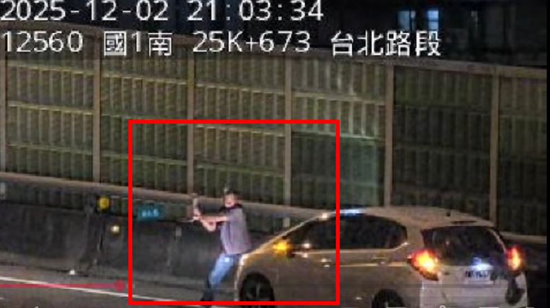 台灣新聞通訊社-離譜!國道車禍肇事駕駛暴走竟拿鐵鎚追人砸車還襲警 驚悚畫面曝光