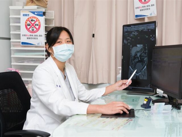 台灣新聞通訊社-腹痛暈眩竟是「沉默殺手」！51歲婦罹罕見卵巢癌　腫瘤破裂出血達2400CC