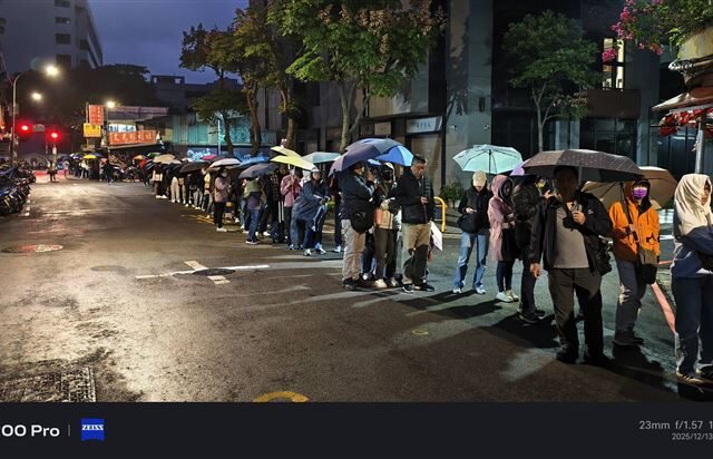 台灣新聞通訊社-冷爆淋雨也要排！文昌宮點燈「家長人龍炸街」苦等40小時　2600名額秒殺