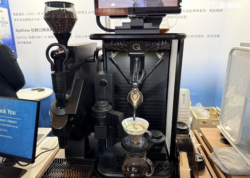 台灣新聞通訊社-獨家畫面曝!全球首台自動手沖亮相 冠軍咖啡師喝完也驚呼「比我穩」