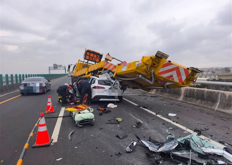 台灣新聞通訊社-台61車禍「工程防撞車整個被鏟起」休旅車卡車底…22歲男送醫不治