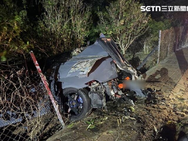 台灣新聞通訊社-看夜景返程出車禍！休旅車撞樹「倒栽蔥」插邊坡…車體全毀2男奇蹟生還