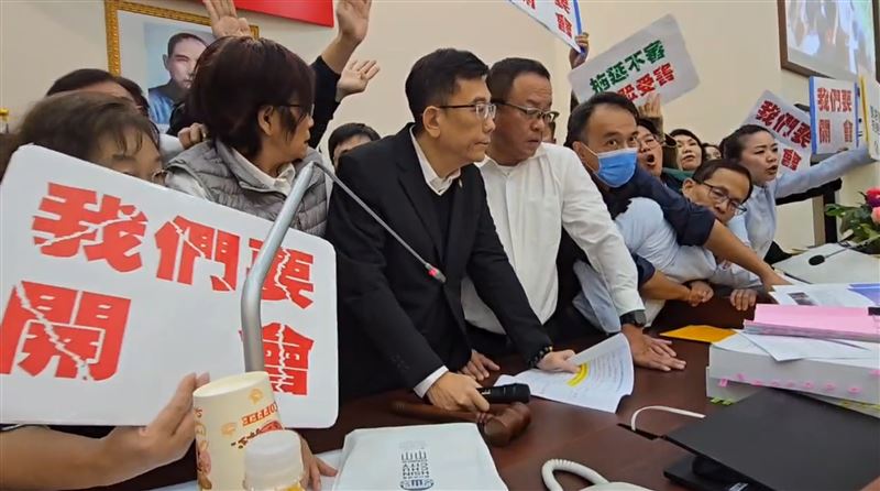 台灣新聞通訊社-多圖/竹市民進黨團「霸佔主席台」藍綠吵成一團「綠議員掛彩」畫面曝