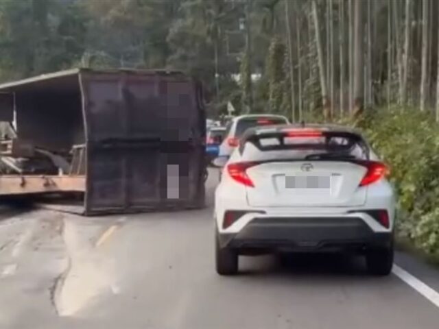 台灣新聞通訊社-快訊／南投埔里嚴重事故！大貨車「逆向翻覆躺路中」2人受困車內