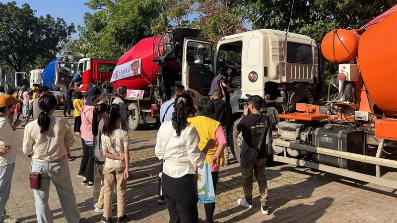 台灣新聞通訊社-大車事故引關注!左營警、監理所與金松貨運 攜手進校園宣導交通安全