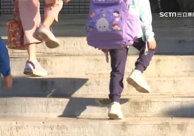 台灣新聞通訊社-台灣爸媽愛曬「小孩成績單」全被陌生人看光　醫揭恐怖後果…快打馬賽克