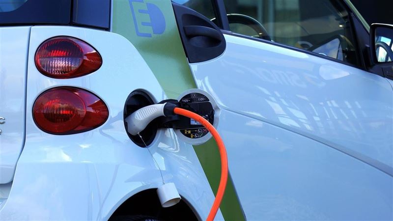 台灣新聞通訊社-汽燃費改名「公路使用養護費」！立法院三讀通過　電動車也需繳納