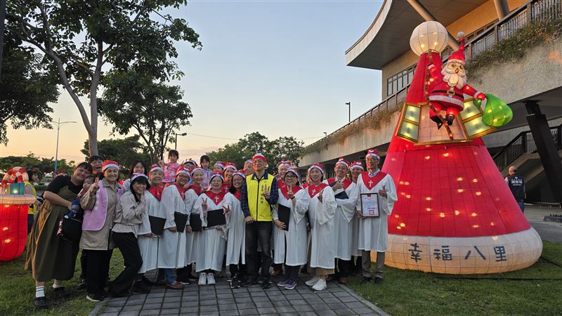 台灣新聞通訊社-冬季光海現！八里行政中心化身聖誕村　幸福光園民眾湧入拍照打卡
