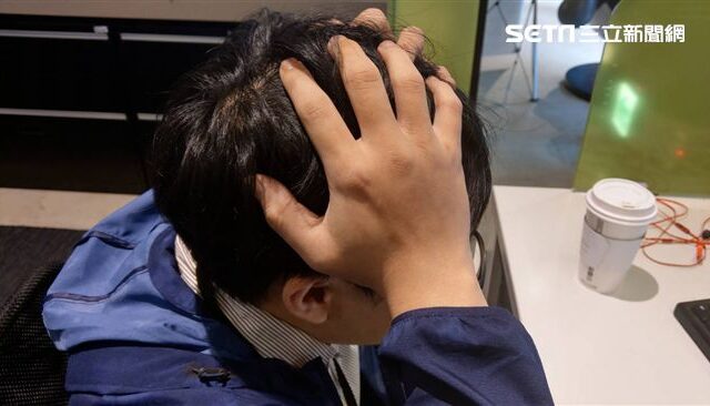 台灣新聞通訊社-女同學大隊接力摔倒！「他拍肩安慰」挨告性騷　律師曝1關鍵：能免則免