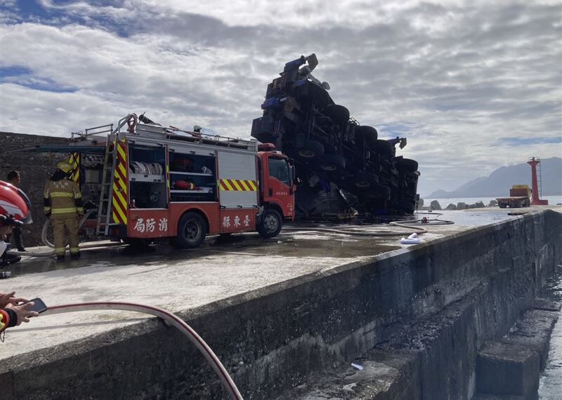 台灣新聞通訊社-吊消波塊失重翻覆釀1死1傷…奪命原因曝!駕駛「夾困慘死」勞檢要查了